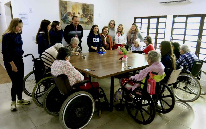 Alunos do Cristo Redentor também realizaram atividades de lazer com as idosas | abc+