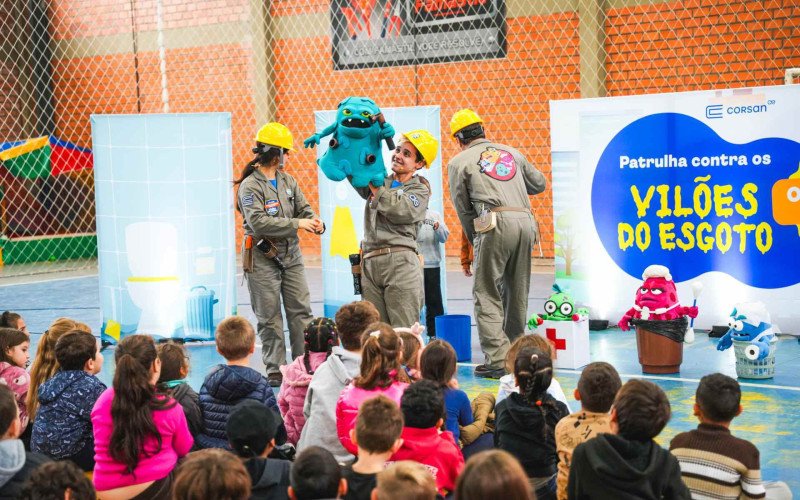 Vilões do Esgoto invadem escolas da Serra para ensinar crianças sobre saneamento