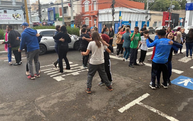 Dia do Desafio com atividade em frente ao prédio da Smed em São Leopoldo
