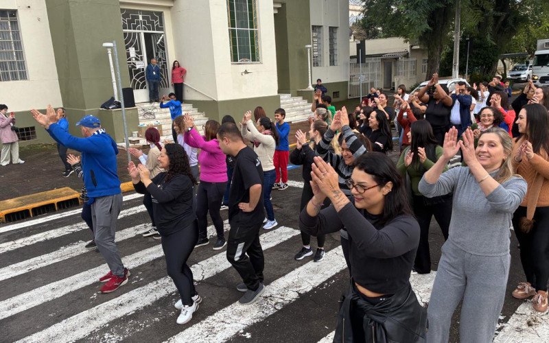 Dia do Desafio com atividade em frente ao prédio da Smed em São Leopoldo