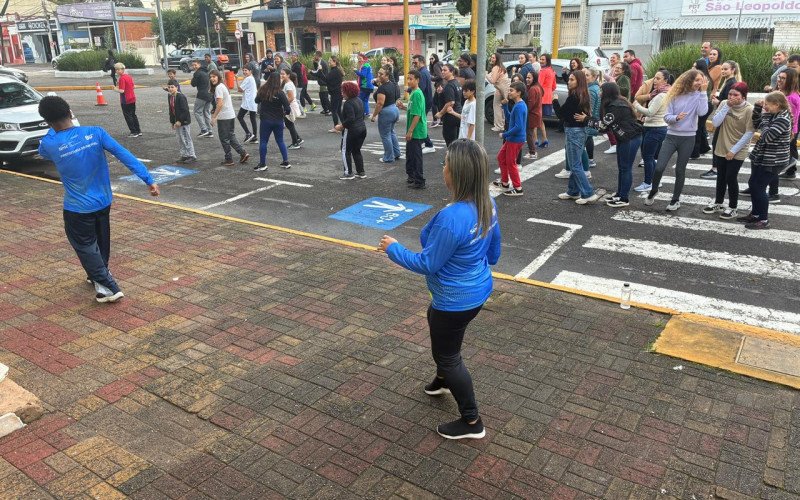 Dia do Desafio com atividade em frente ao prédio da Smed em São Leopoldo
