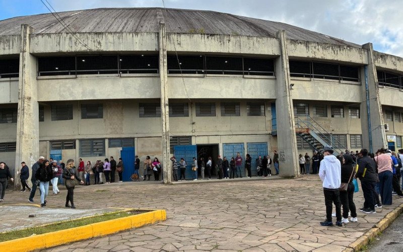 Mais de 500 pessoas participaram do feirão Emprega São Leopoldo nesta quarta-feira (27) - filas se formaram na área externa do Ginásio Celso Morbach