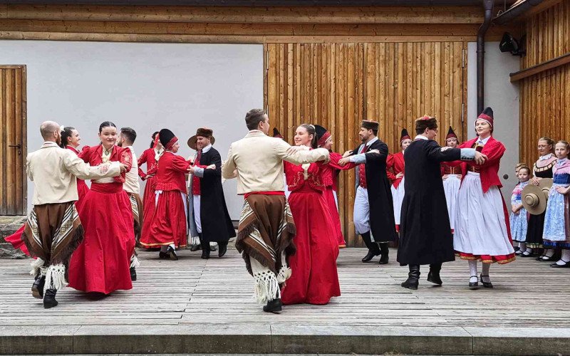 Grupo de danças Lustige Volkstanzgruppe Bergtal faz apresentações na Alemanha e Polônia
