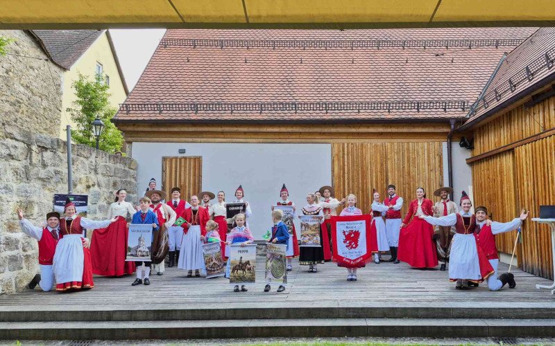 Grupo de danças Lustige Volkstanzgruppe Bergtal faz apresentações na Alemanha e Polônia
