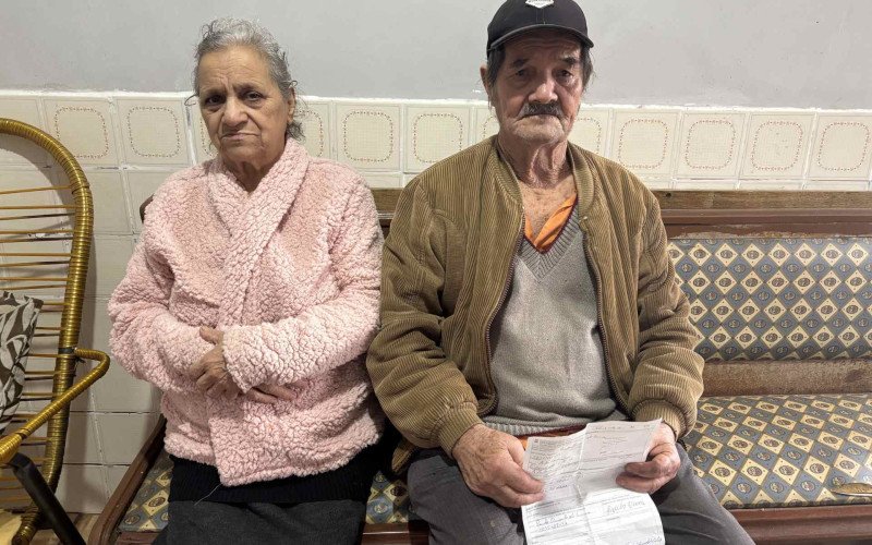 Odiva e Paulo, casal de 84 anos do bairro Liberdade, em Novo Hamburgo, que recebeu notificação para desocupação | abc+