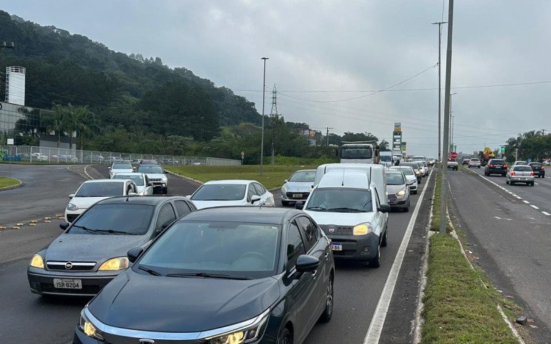 Estreitamento de pista para realização de obras provoca tranqueira no trecho de Novo Hamburgo