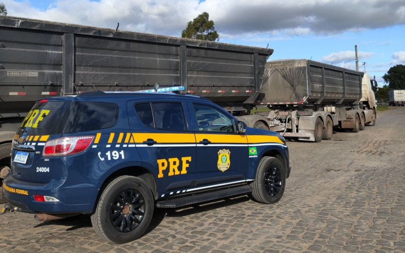 PRF flagra carreta realizando ultrapassagem em local proibido em São Vicente do Sul
