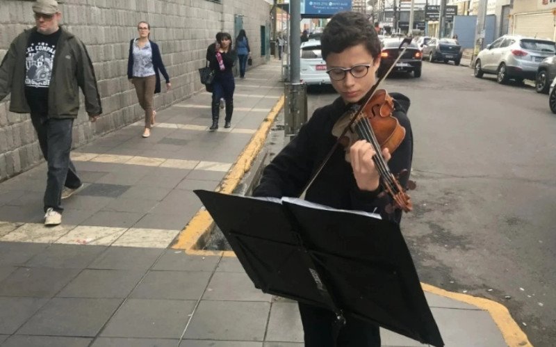 Richard Schuh ficou conhecido nacionalmente por tocar violino em frente ao shopping de São Leopoldo