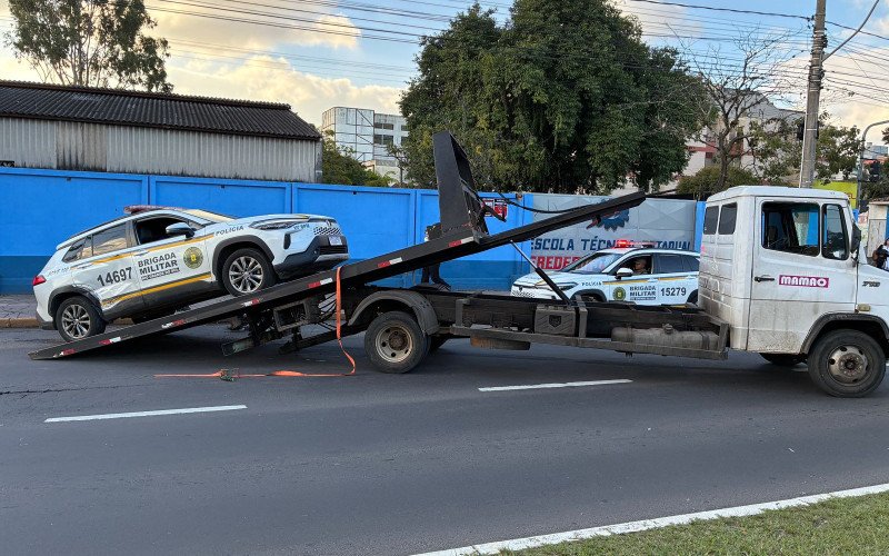 Carro colide em viatura da Brigada Militar em São Leopoldo
