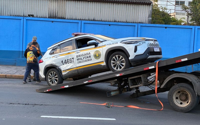 Carro colide em viatura da Brigada Militar em São Leopoldo
