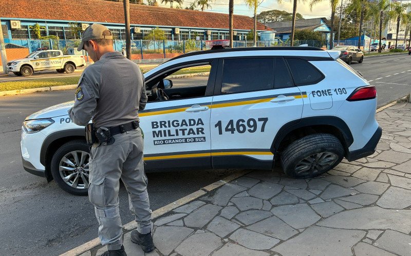 Carro colide em viatura da Brigada Militar em São Leopoldo
