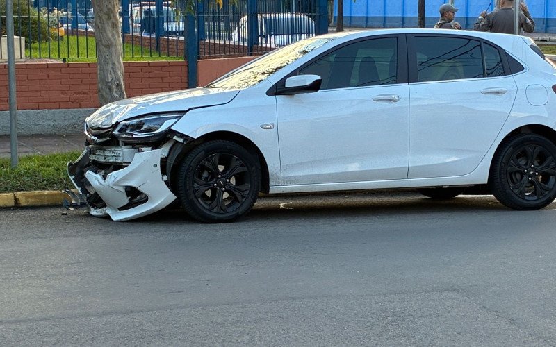 Carro colide em viatura da Brigada Militar em São Leopoldo
