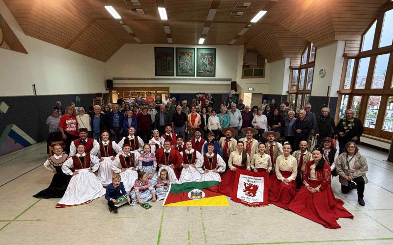 Grupo de danças Lustige Volkstanzgruppe Bergtal faz apresentações na Alemanha e Polônia