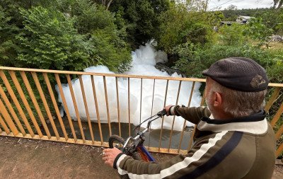 "Apavorante": Espuma aparece em arroio e assusta moradores de bairros de Estância Velha