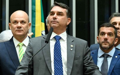 Flávio Bolsonaro comemora após EUA listarem CV e PCC como grupos terroristas: "Grande dia"