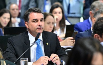 Em meio à crise com Michelle, Flávio Bolsonaro diz que "mulherada" manda em casa e no Brasil