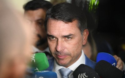Moraes autoriza que Flávio, netas e nora visitem Bolsonaro