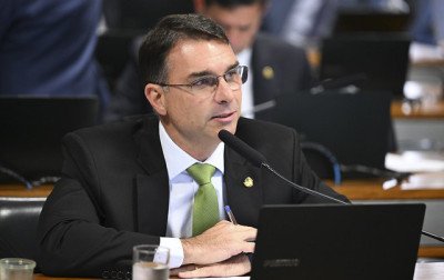 Para Flávio Bolsonaro, taxação dos EUA não prejudicarão a campanha dele: "Tarifas são do Lula"