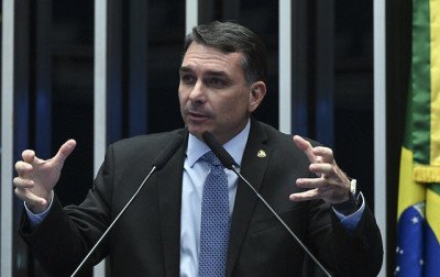 Flávio Bolsonaro se inscreve em audiência nos EUA sobre tarifaço e fala em "defender" o Brasil