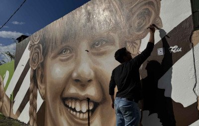 VÍDEO: Artista plástico transforma muros brancos sem vida em obras de arte no Centro de Estância Velha