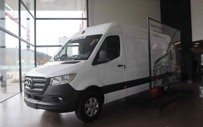 Grupo de concessionárias lança nova versão de van e celebra aquisição de representante da Mercedes-Benz e da Michelin