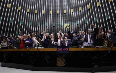 Deputados aprovam projeto que acaba com escala 6x1 e reduz jornada para 40 horas semanais