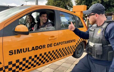 Simulador de capotamento leva conscientização sobre regras de trânsito ao Centro de Canela
