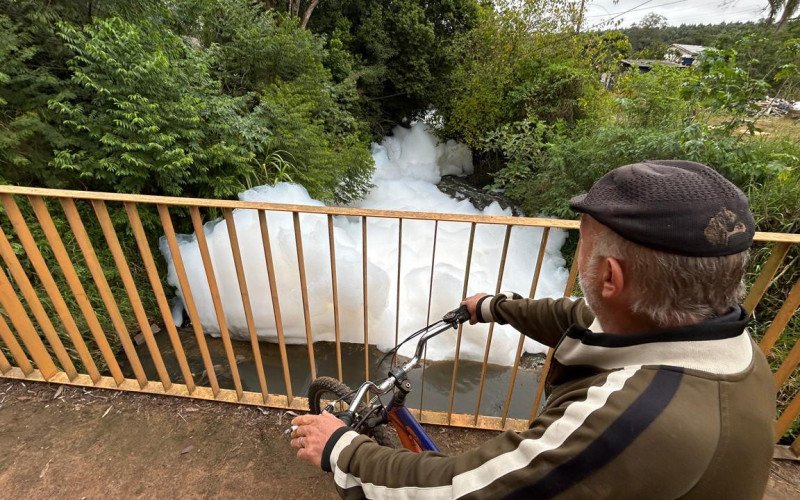 Espuma em arroio assusta moradores de Estância Velha | abc+