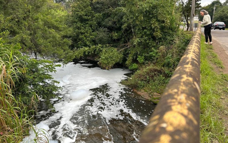Espuma em arroio assusta moradores de Estância Velha