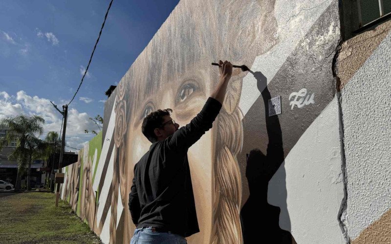 Artista plástico Feu transforma muros em obras de arte no Centro de Estância Velha