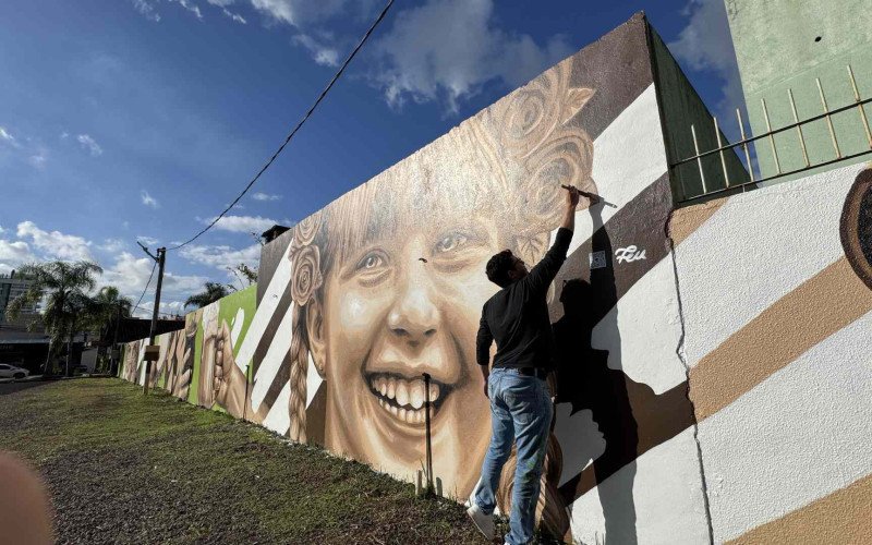Artista plástico Feu transforma muros em obras de arte no Centro de Estância Velha