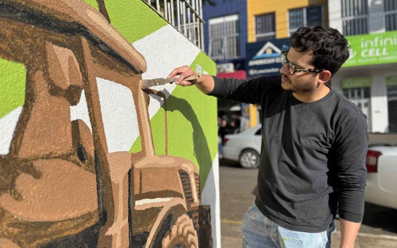 Artista plástico Feu transforma muros em obras de arte no Centro de Estância Velha