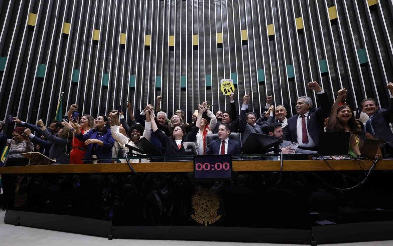 Deputados federais aprovam, por ampla maioria, PEC que reduz jornada de trabalho | abc+