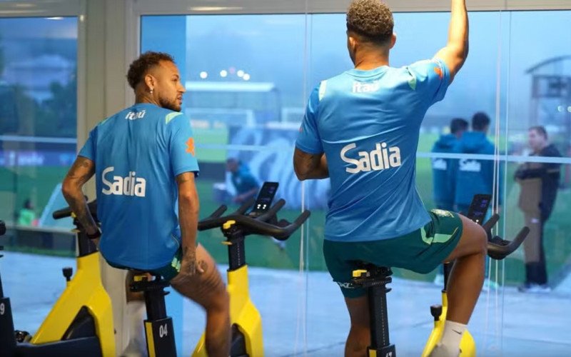 Neymar e Danilo em atividade de recuperação nesta quarta-feira (27) | abc+