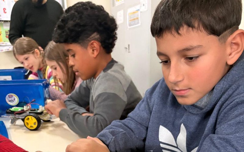 Uma vez por semana, o grupo se reúne para aprender programação | abc+