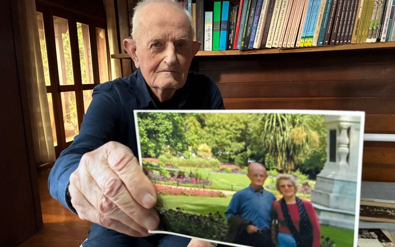 Professor Arthur Rambo, de 96 anos, mostra foto com a esposa Inês, falecida há 10 anos