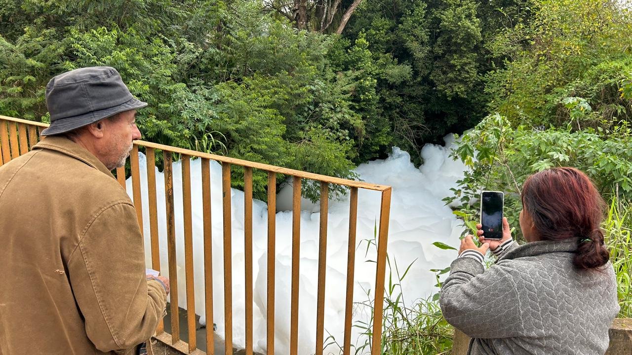 Espuma em arroio assusta moradores de Estância Velha | abc+