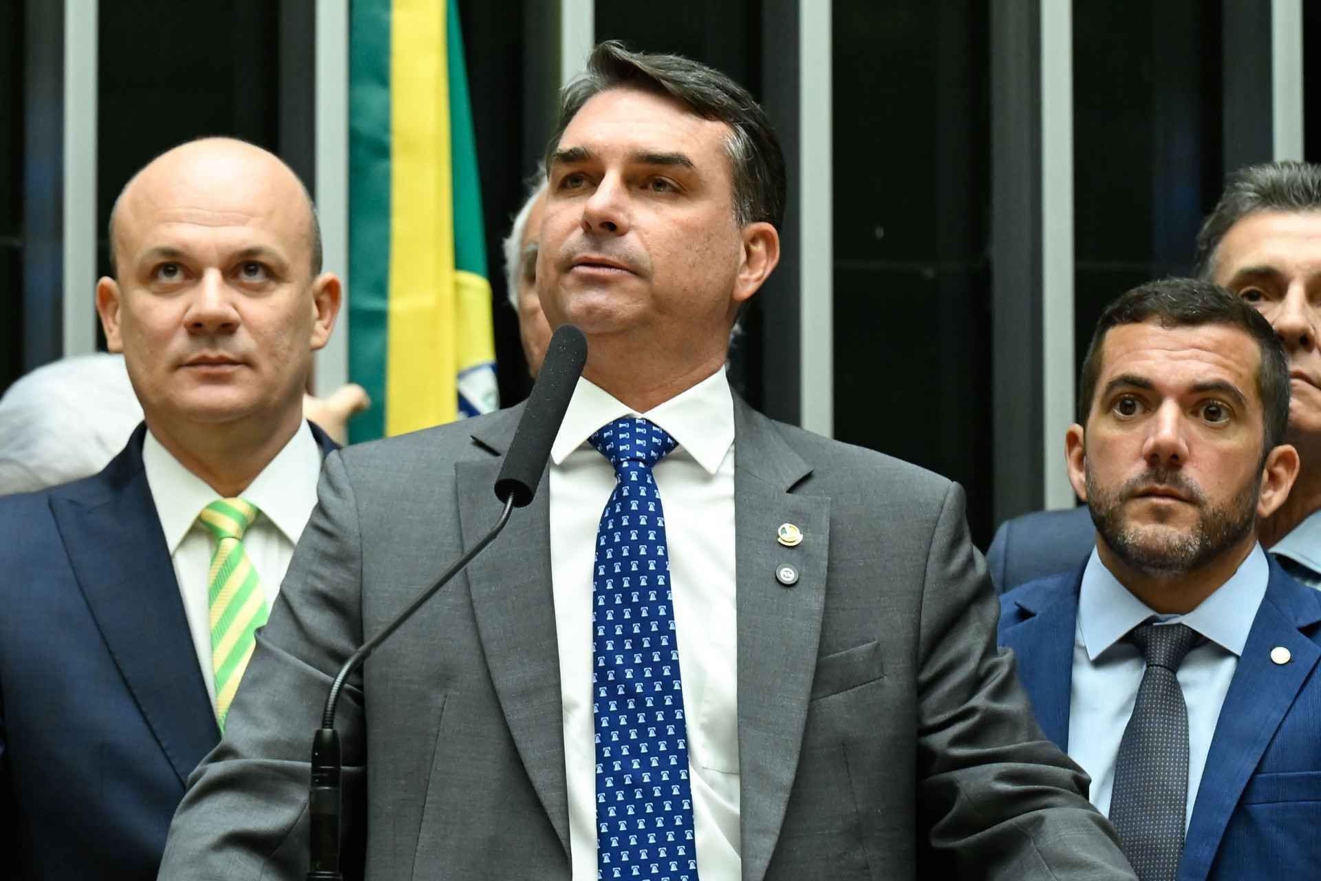 Fl&aacute;vio Bolsonaro pede que STF declare Moraes suspeito para julgar caso Master