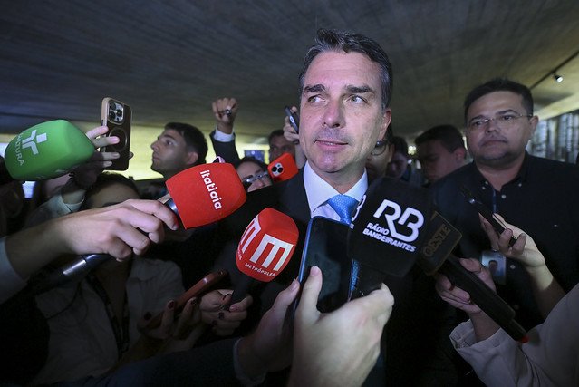 Rejei&ccedil;&atilde;o de Fl&aacute;vio Bolsonaro atinge maior porcentual na s&eacute;rie hist&oacute;rica de pesquisa