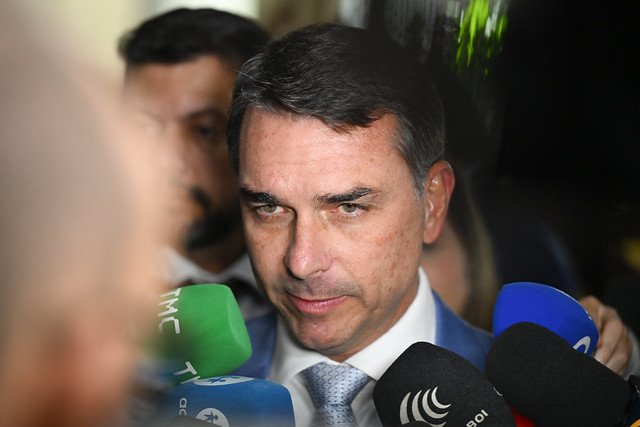 Moraes autoriza que Fl&aacute;vio, netas e nora visitem Bolsonaro