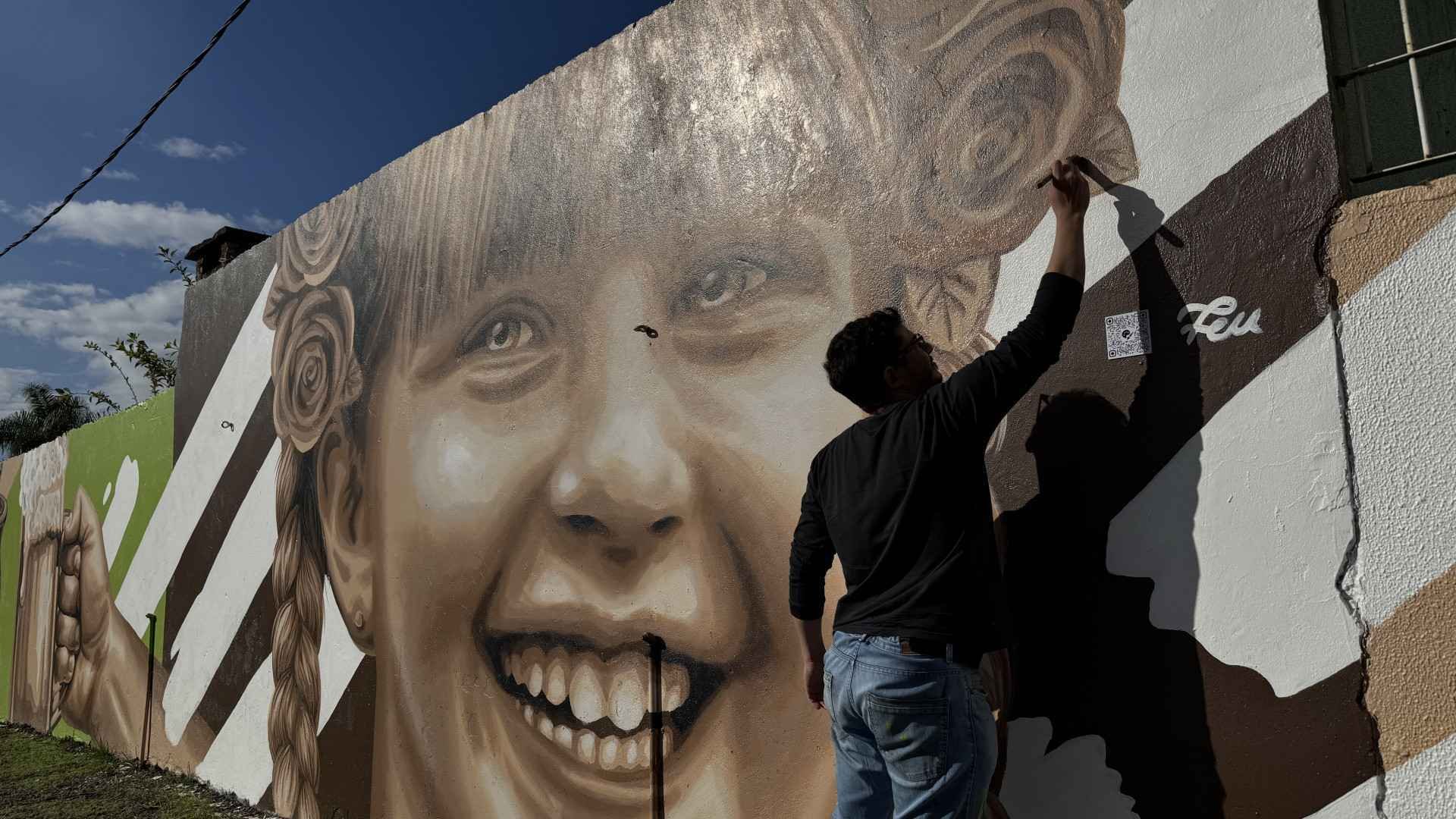 VÍDEO: Artista plástico transforma muros brancos sem vida em obras de arte no Centro de Estância Velha