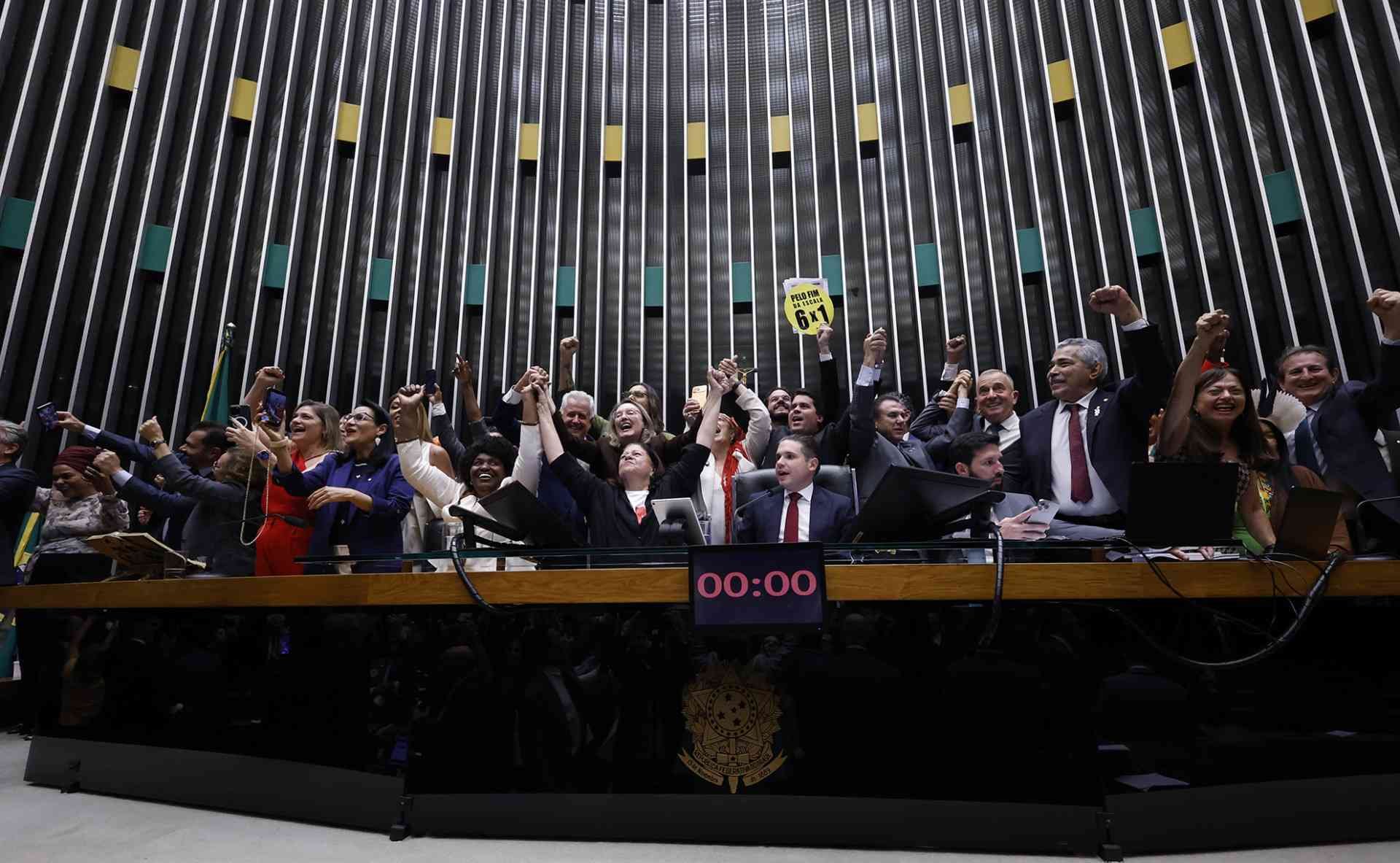 Deputados aprovam projeto que acaba com escala 6×1 e reduz jornada para 40 horas semanais