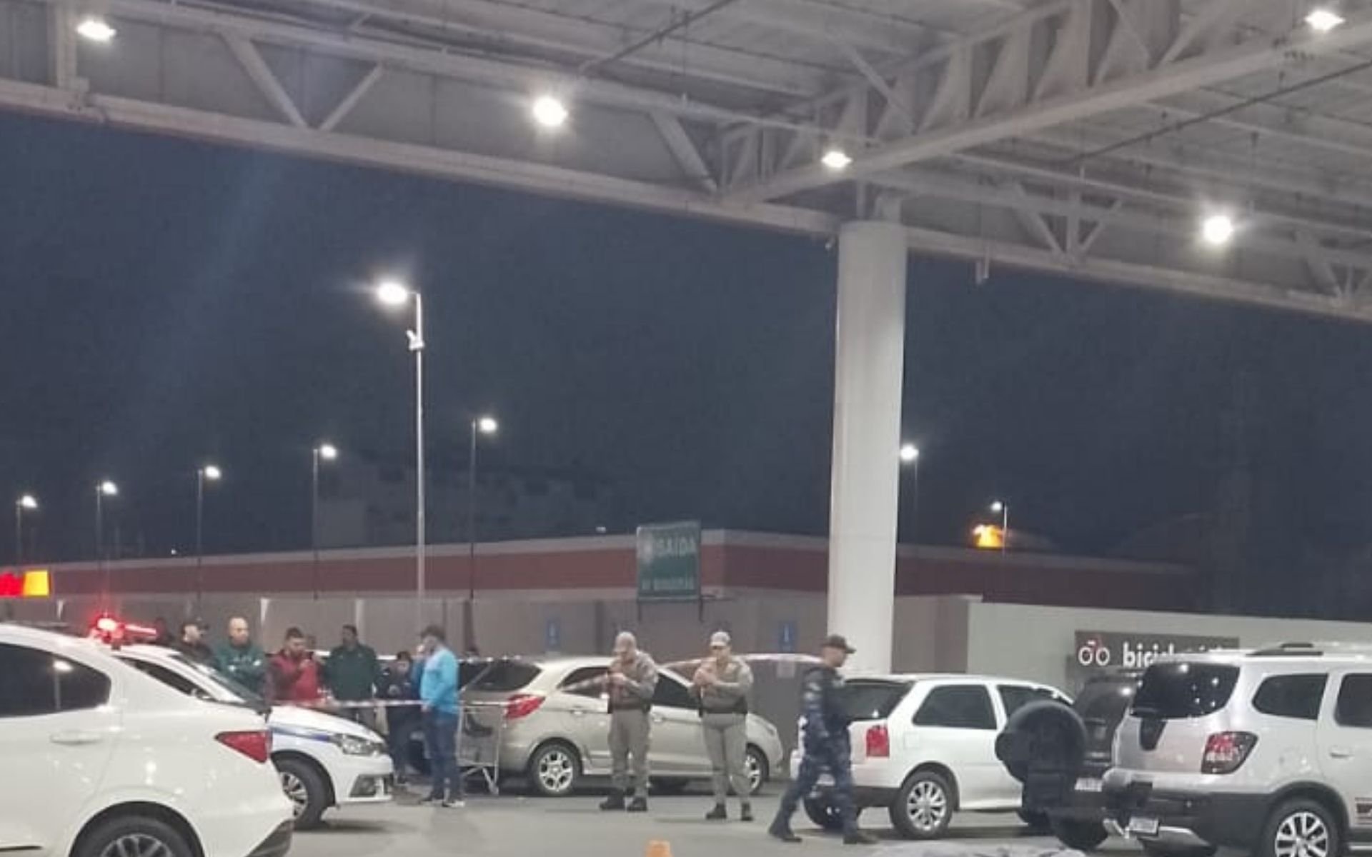 Homem é morto a tiros em estacionamento de supermercado em Canoas