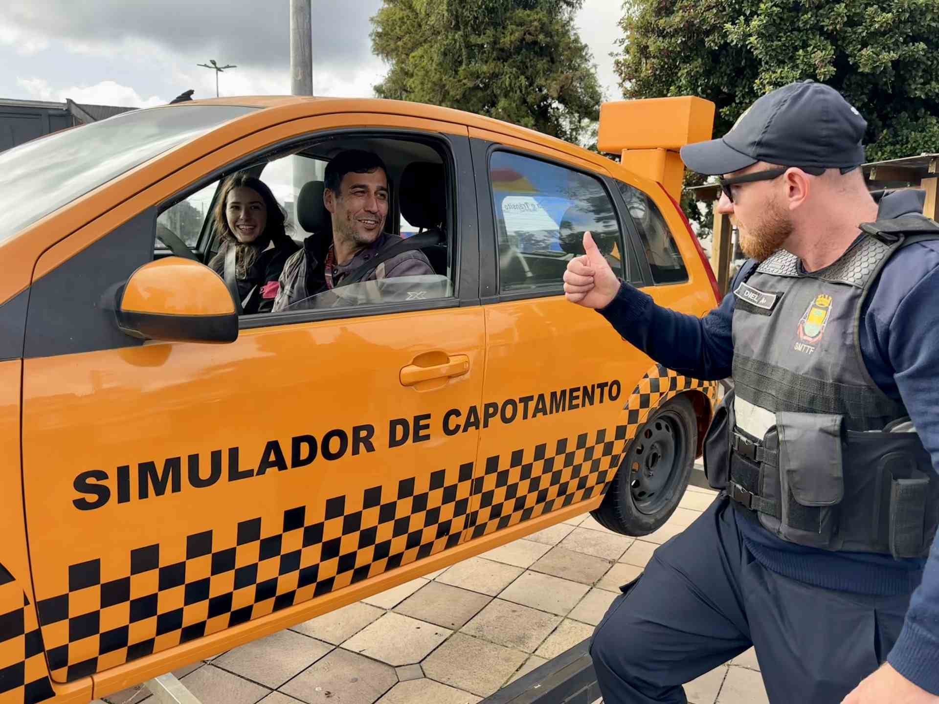 Simulador de capotamento leva conscientiza&ccedil;&atilde;o sobre regras de tr&acirc;nsito ao Centro de Canela