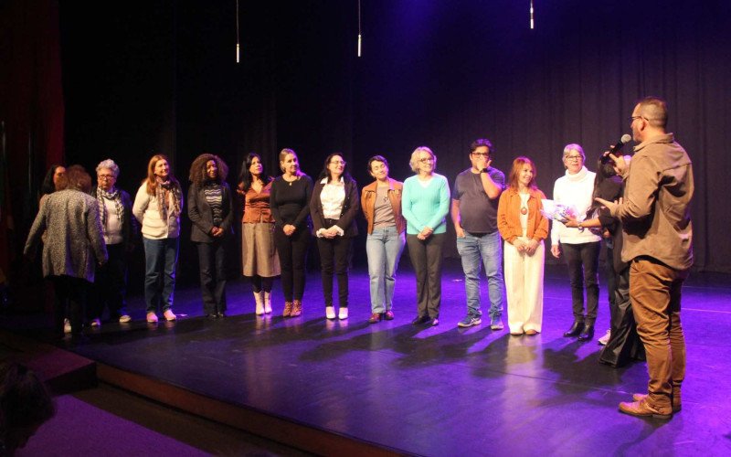 Pessoas que passaram pela escola também receberam homenagens durante a programação na sexta-feira
