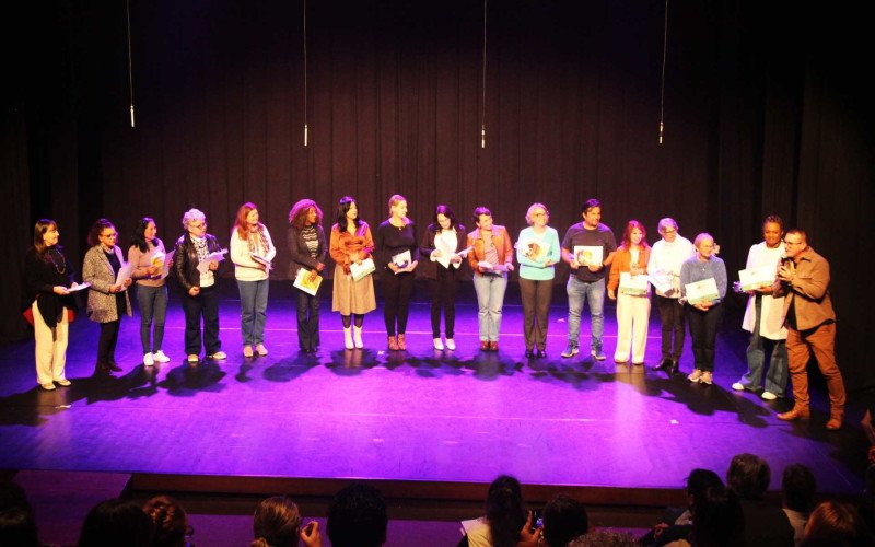 Pessoas que passaram pela escola receberam homenagens