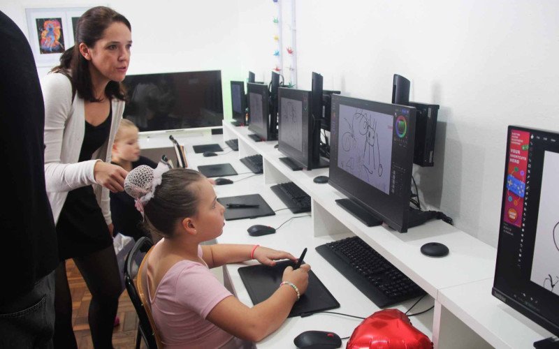 Após apresentações, público foi convidado a conhecer a Escola