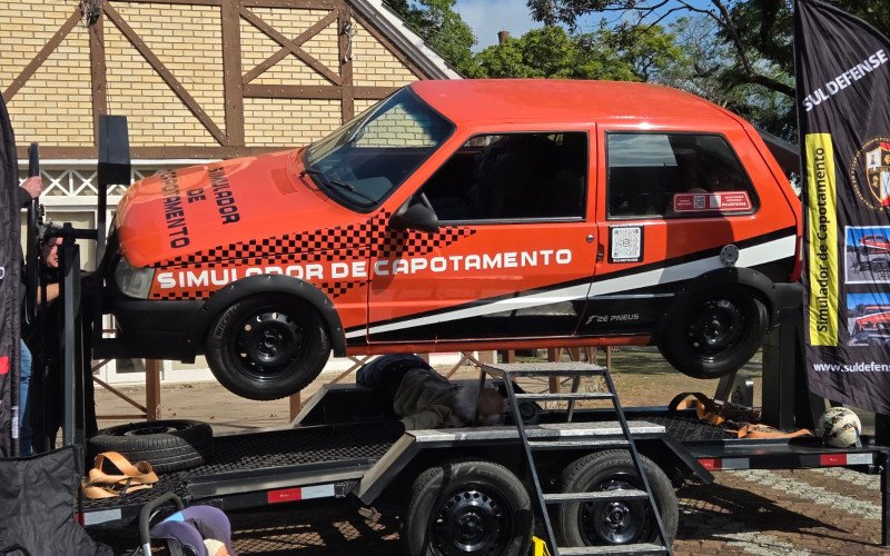 O boneco Capotito, que estava no lugar do condutor, foi projetado para fora do carro durante a demonstração | abc+