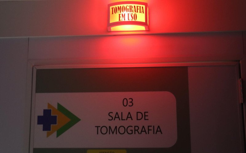 Exames ocorrem na sala de tomografia dentro da carreta