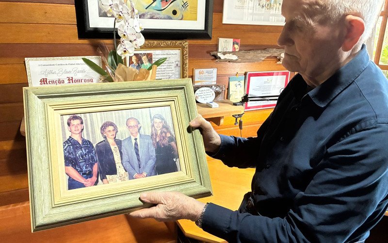 Arthur Blásio Rambo com uma foto com a esposa Inês Presotto, e os filhos Paulo Cesar e Ingrid